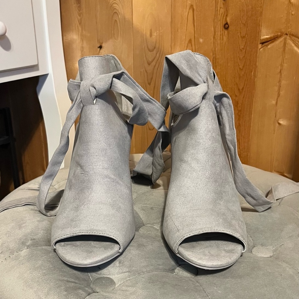 JustFab Gray Silver Peep-Toe Heels